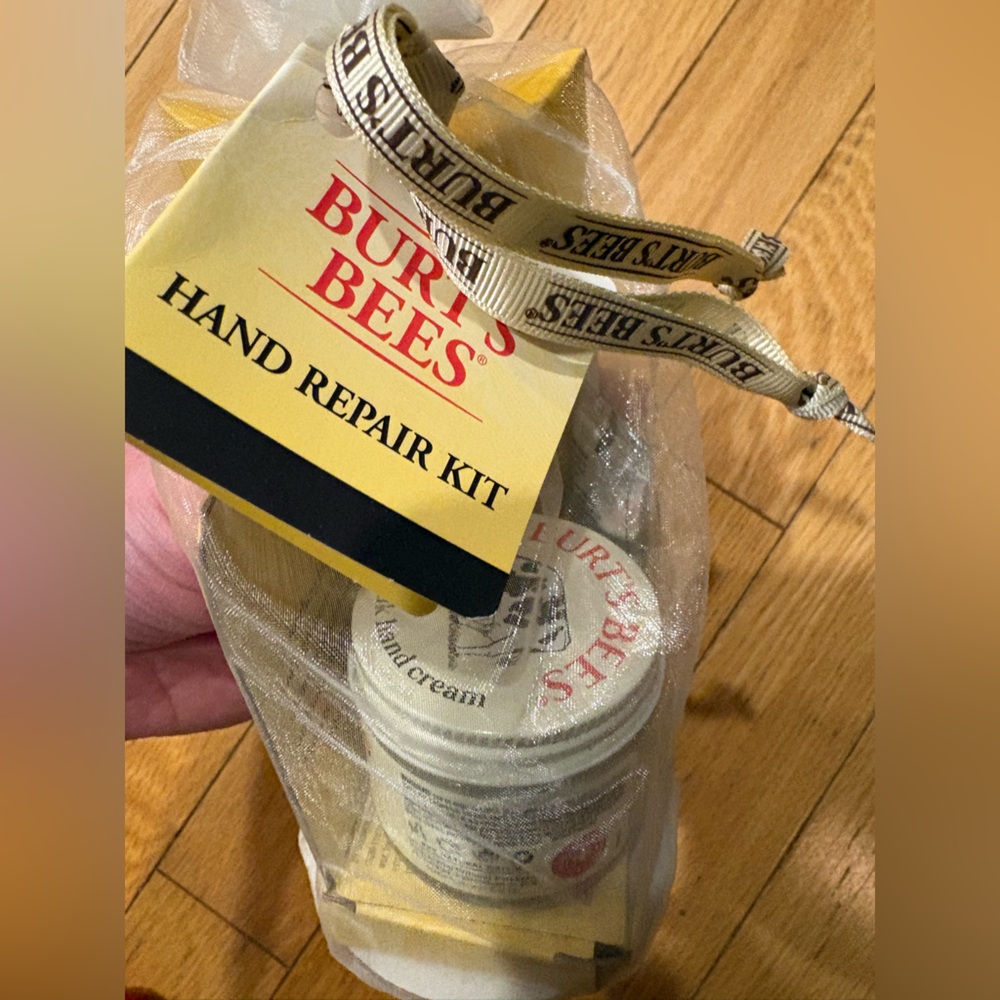 Burt's Bees Hand Care Set in Yellow and Cream - Picture 2 of 9